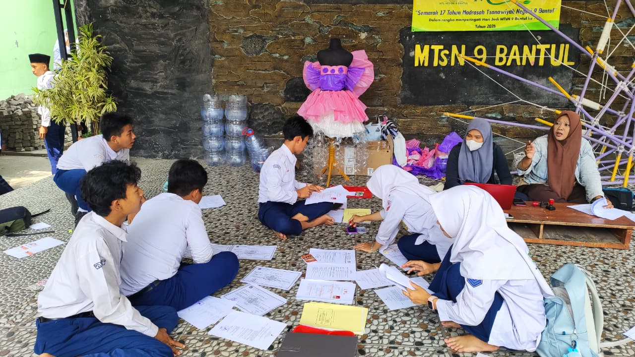 Siap Raih Lencana Tertinggi, Pramuka MTsN 9 Bantul Antusias Susun Portofolio Garuda